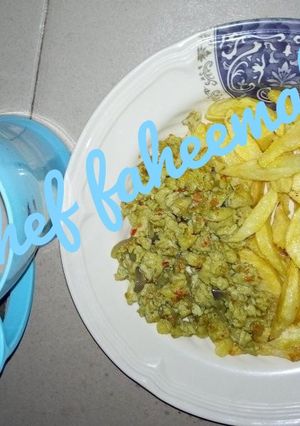 A picture of Chips and egg sauce.
