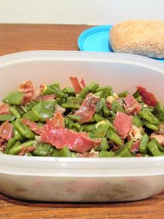 Una foto de Judías planas con jamón curado al ajo- novatos - fácil- tupper