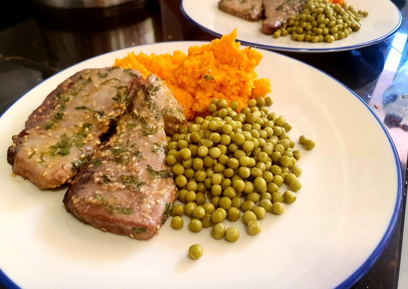 Lomos de atún en freidora de aire Cosori con puré de boniato y guisantes