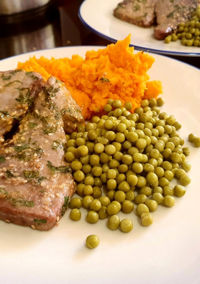 Una foto de Lomos de atún en freidora de aire Cosori con puré de boniato y guisantes