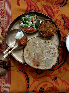 બાજરા નો રોટલો અને ઓળો (Bajra Rotlo and oro Recipe in Gujarati) રેસીપી મુખ્ય ફોટો