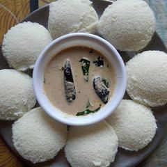 A picture of Idli with ground nut chutney.