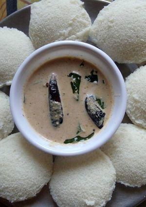 A picture of Idli with ground nut chutney.