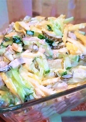 Фото Салат с мясом и яичными блинчиками.