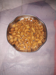 नमक पारे (namak pare recipe in Hindi) रेसिपी मुख्य फोटो
