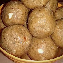 A picture of Gond ke laddu.
