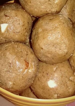 A picture of Gond ke laddu.