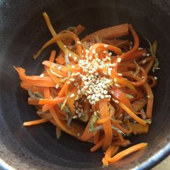 A picture of Japanese Carrot Fry with young Sardines.