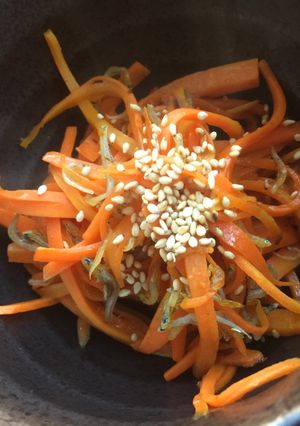 A picture of Japanese Carrot Fry with young Sardines.