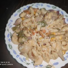 A picture of White Sauce Cheezy Veggie MACARONI.