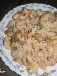 A picture of White Sauce Cheezy Veggie MACARONI.