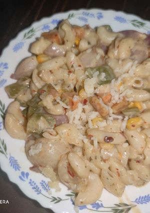 A picture of White Sauce Cheezy Veggie MACARONI.