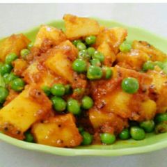 A picture of Aloo mater ke bhaji.