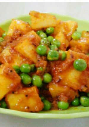 A picture of Aloo mater ke bhaji.