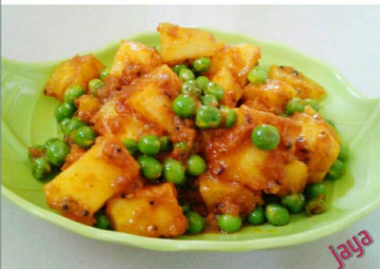 Recipe of Quick Aloo mater ke bhaji