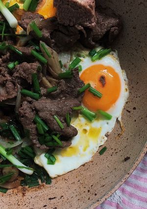 Hình của món Trứng ốp la thịt bò chiên.