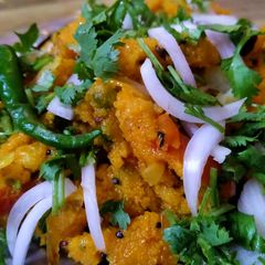 A picture of Suji umpa with veggies.