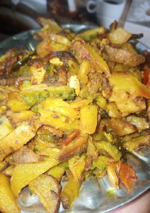आलू और करेले का भुजिया (aloo aur karela ka bhujiya recipe in Hindi) रेसिपी मुख्य फोटो