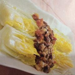 A picture of Braised Chinese white cabbage with preserved sausages.