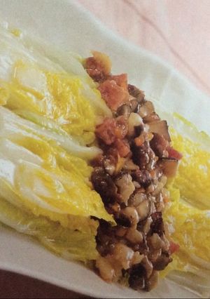A picture of Braised Chinese white cabbage with preserved sausages.