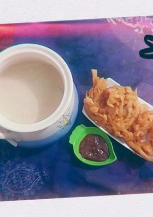 A picture of Chicken cream soup and chicken threads.