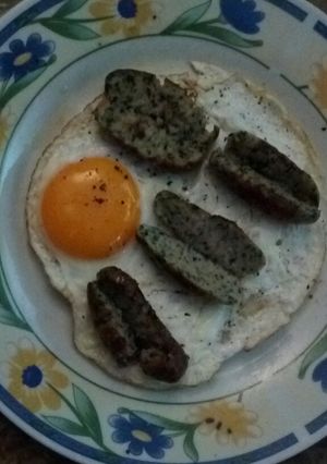 Una foto de Longanizas de pollo, pavo y espinacas con huevo a la plancha💚