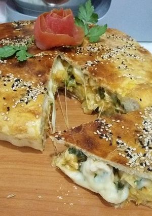 صورة لوصفة فطيرة هشة بحشوة الدجاج والجبن يم يم يم