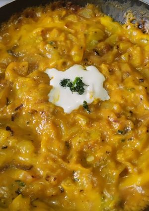Una foto de Calabacines🥒en salsa🥛cremosa🎃de vegetales🥕🥙🥘