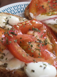 Una foto de Snack con tomate y orégano