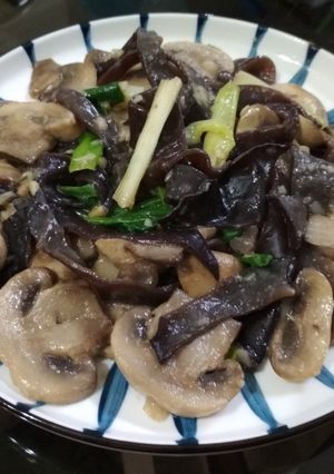 鹽麴黑木耳炒蘑菇(家常菜) 的食譜成品照片