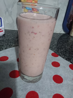 Una foto de Yogurt de frutillas y banana