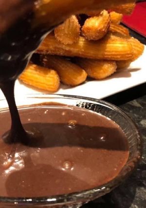 O poză a rețetei Churros cu scorțișoară și topping de ciocolată🍫😋.