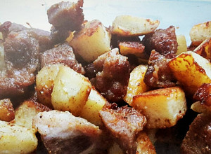 Una foto de Bondiola al horno con papas