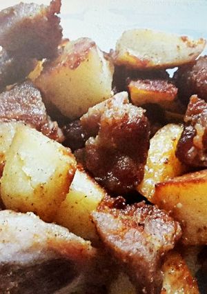 Una foto de Bondiola al horno con papas
