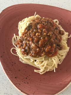 Una foto de Salsa de tomates con albahaca