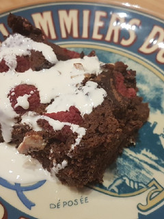Una foto de Brownies cheesecake con frambuesas keto