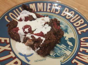 Una foto de Brownies cheesecake con frambuesas keto