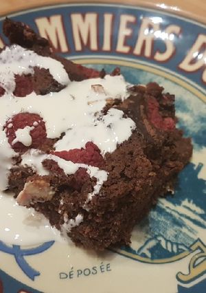 Una foto de Brownies cheesecake con frambuesas keto