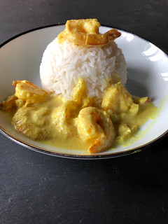 Une photo de Poelée de crevettes au curry et coco