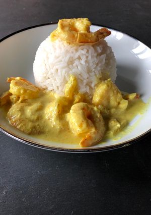 Une photo de Poelée de crevettes au curry et coco