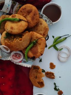 રાજસ્થાની પ્યાજ કચોરી (Rajasthani Pyaj Kachori Recipe In Gujarati) રેસીપી મુખ્ય ફોટો