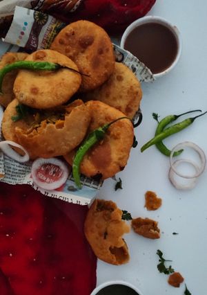 રાજસ્થાની પ્યાજ કચોરી (Rajasthani Pyaj Kachori Recipe In Gujarati) રેસીપી મુખ્ય ફોટો