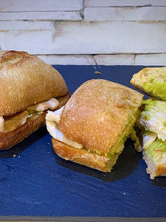 Una foto de Bocadillo de pechuga con pasta de aguacate