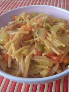 Una foto de Fideos teriyaki con verduras