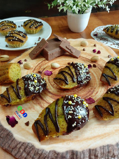 એગલેસ પિસ્તાચીઓ મેડલીન્સ (Eggless Pistachio Madeleines) રેસીપી મુખ્ય ફોટો
