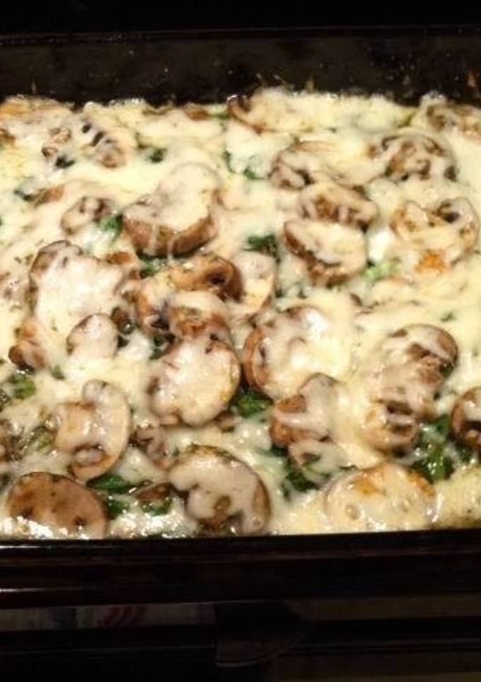 A picture of Chicken spinach and mushroom low carb oven dish.