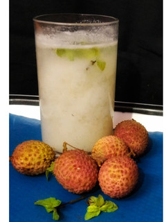 रिफ्रेशिंग लीची शरबत (refreshing litchi sharbat recipe in Hindi) रेसिपी मुख्य फोटो