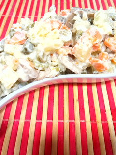 Una foto de Ensaladilla rusa de champiñones y pepinillos