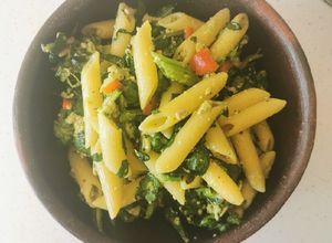 Una foto de Ensalada tibia de pasta con espinaca