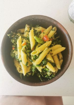 Una foto de Ensalada tibia de pasta con espinaca